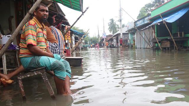 Khulna city`s Bastuhara Slum goes under rainwater on 17 August, 2019. Photo: Prothom Alo