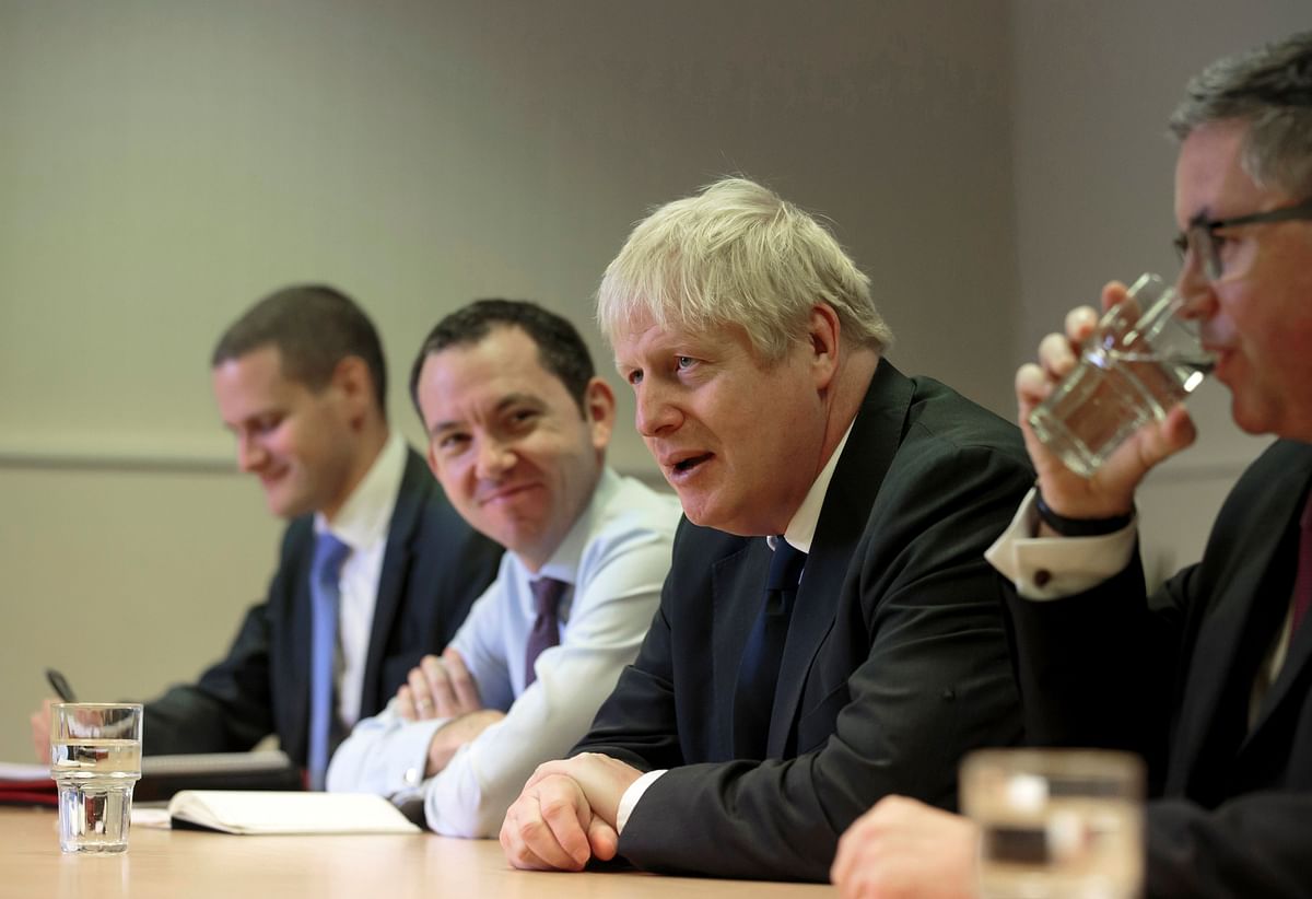 Britain`s prime minister Boris Johnson (2R) talks with prison staff during a visit to HM Prison Leeds, a Category B men`s prison in Leeds, northern England, on 13 August 2019. Photo: AFP