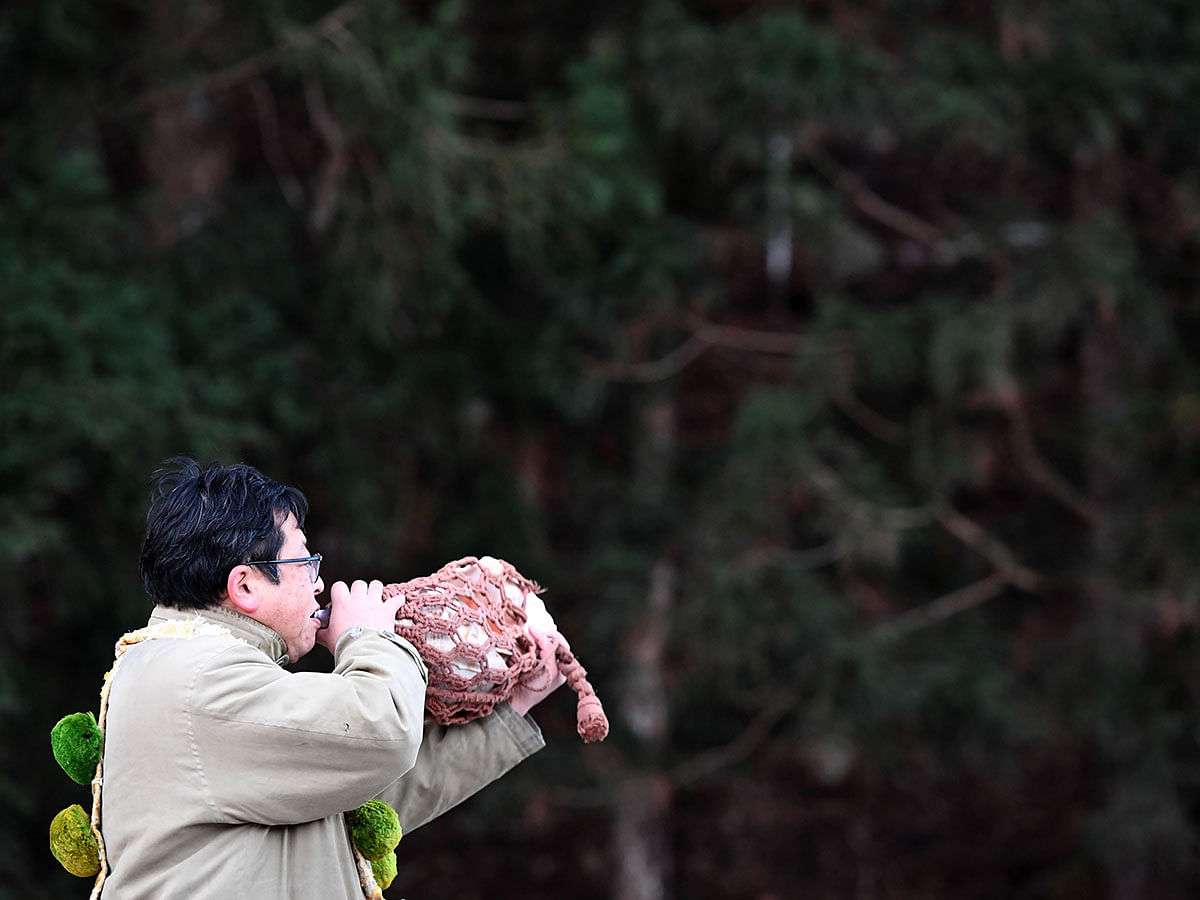 his picture taken on 10 January 2019 shows an itinerant Buddhist monk blowing a conch shell for a `good harvest` of natural ice at a factory in Nikko, Tochigi prefecture. Photo: AFP