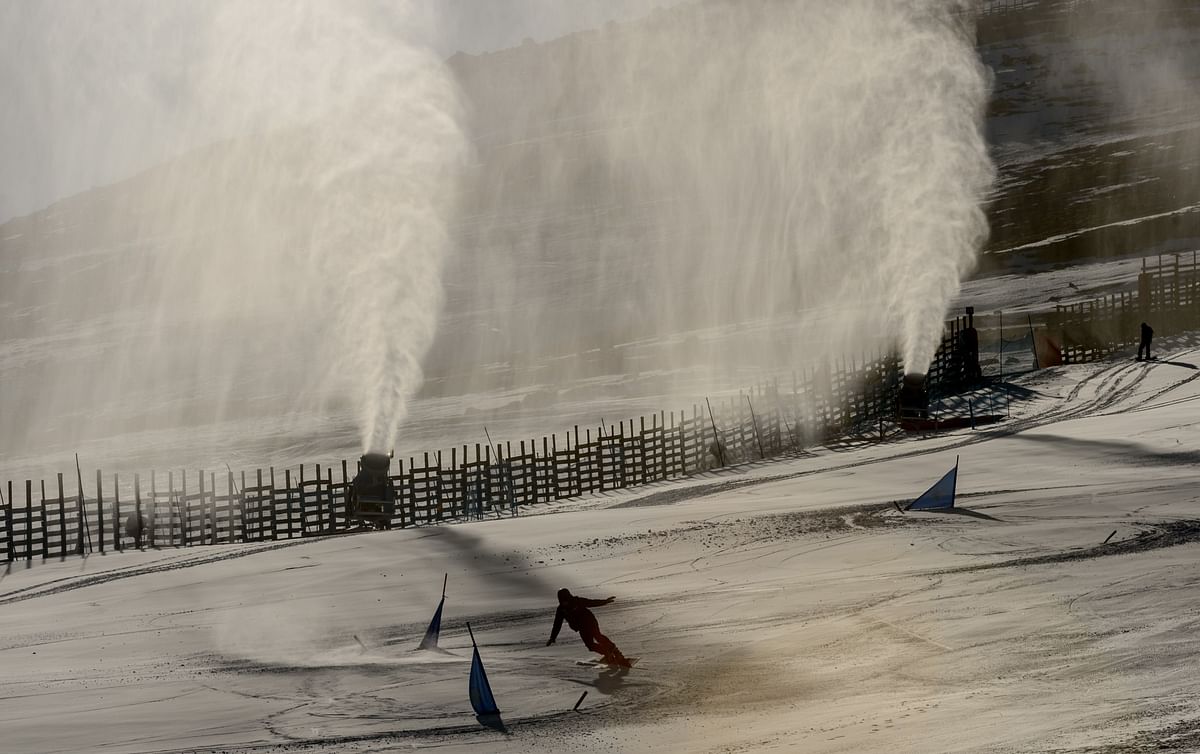 Snow cannons spray artifical snow on a ski slope at El Colorado skiing centre, in the Andes Mountains, some 30 km from Santiago on August 8, 2019. Photo: AFP