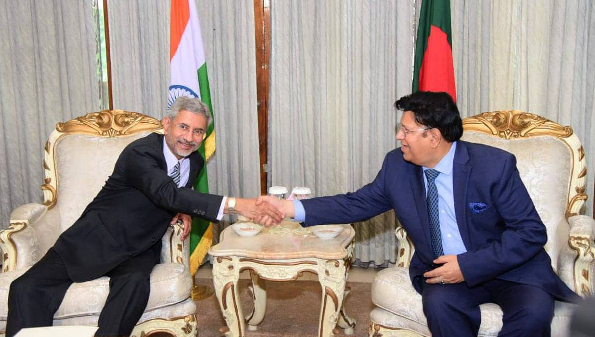Foreign minister AK Abdul Momen is shaking hands with his Indian counterpart S Jaishankar before Dhaka-Delhi bilateral talks at state guesthouse Jamuna in Dhaka. Photo: UNB