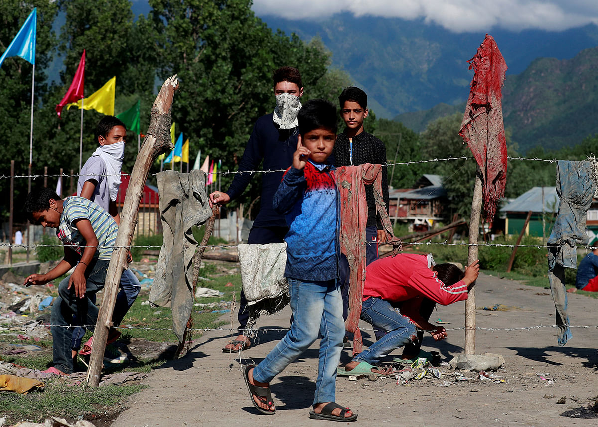 Kashmiri protesters stand at a barricade to block the entrance of a neighbourhood, during restrictions after the scrapping of the special constitutional status for Kashmir by the government, in Srinagar, 19 August, 2019. Photo: Reuters