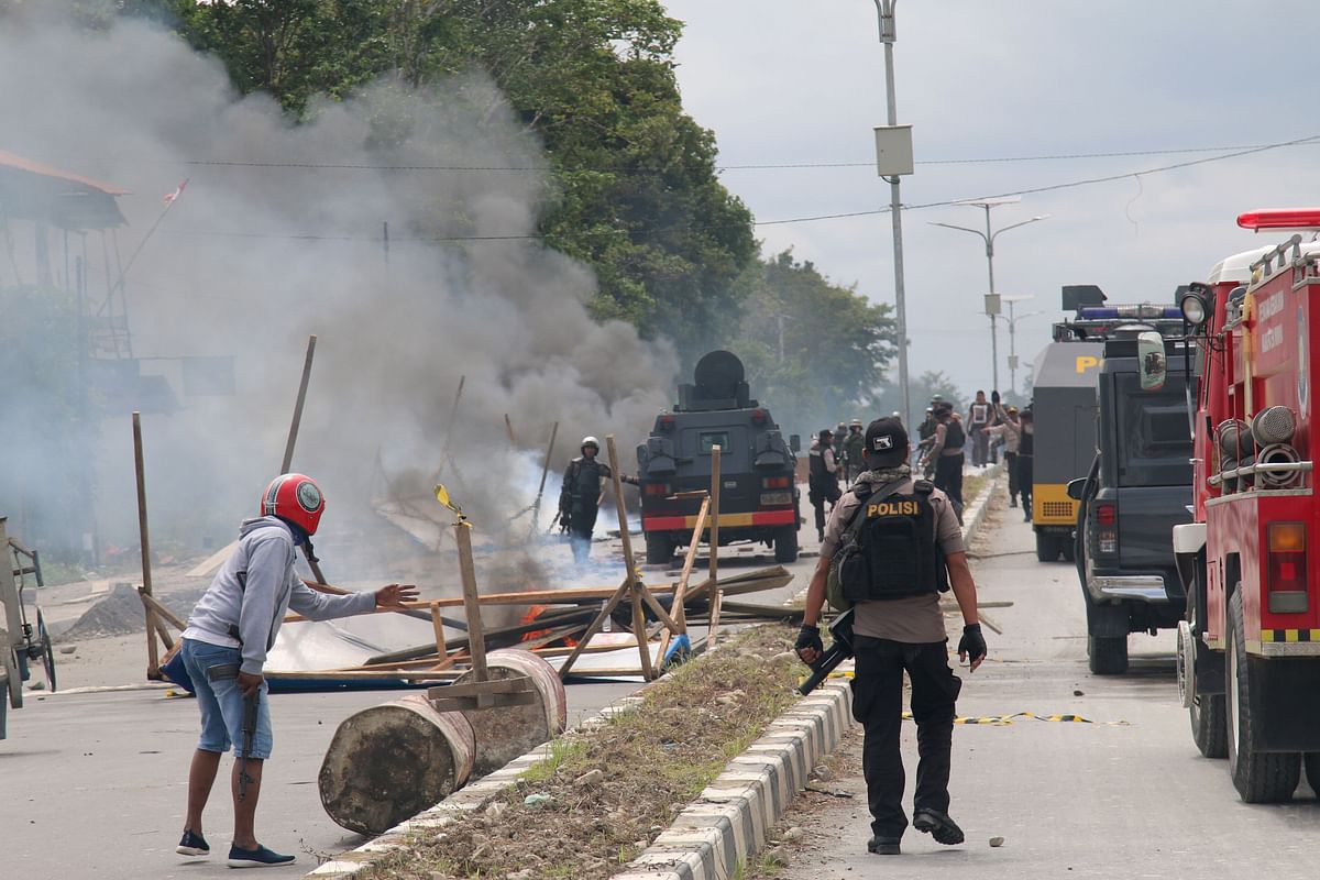 Indonesian policemen disperse protesters in Timika, Indonesia`s restive Papua province, on 21 August 2019. Photo: AFP