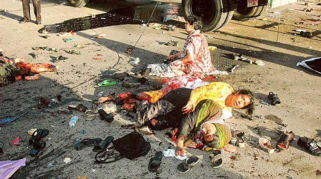 A scene immediately after the grenade attack on an Awami League rally at Bangabandhu Avenue, Dhaka on 21 August 2004. Prothom Alo File Photo