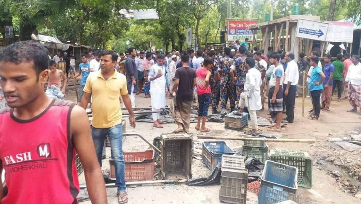 Hundreds of agitated locals storm a Rohingya camp and vandalise makeshift houses and NGO offices in Teknaf on 23 August 2019. Photo: UNB