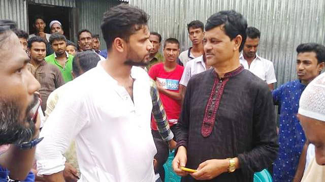 Mashrafe visits his domestic help’s house at Jugania village in Nalitabari upazila of Sherpur on Saturday. Photo: Prothom Alo