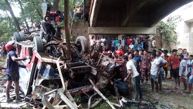 The crashed vehicle at Dhuldi area of Sadar upazila in Faridpur on Saturday. Photo: UNB