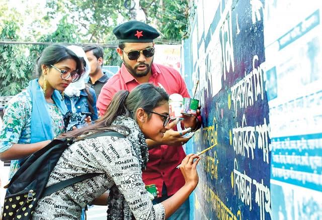 Kaktarua volunteers correcting srrors in Bangla graffiti. Photo: Prothom Alo