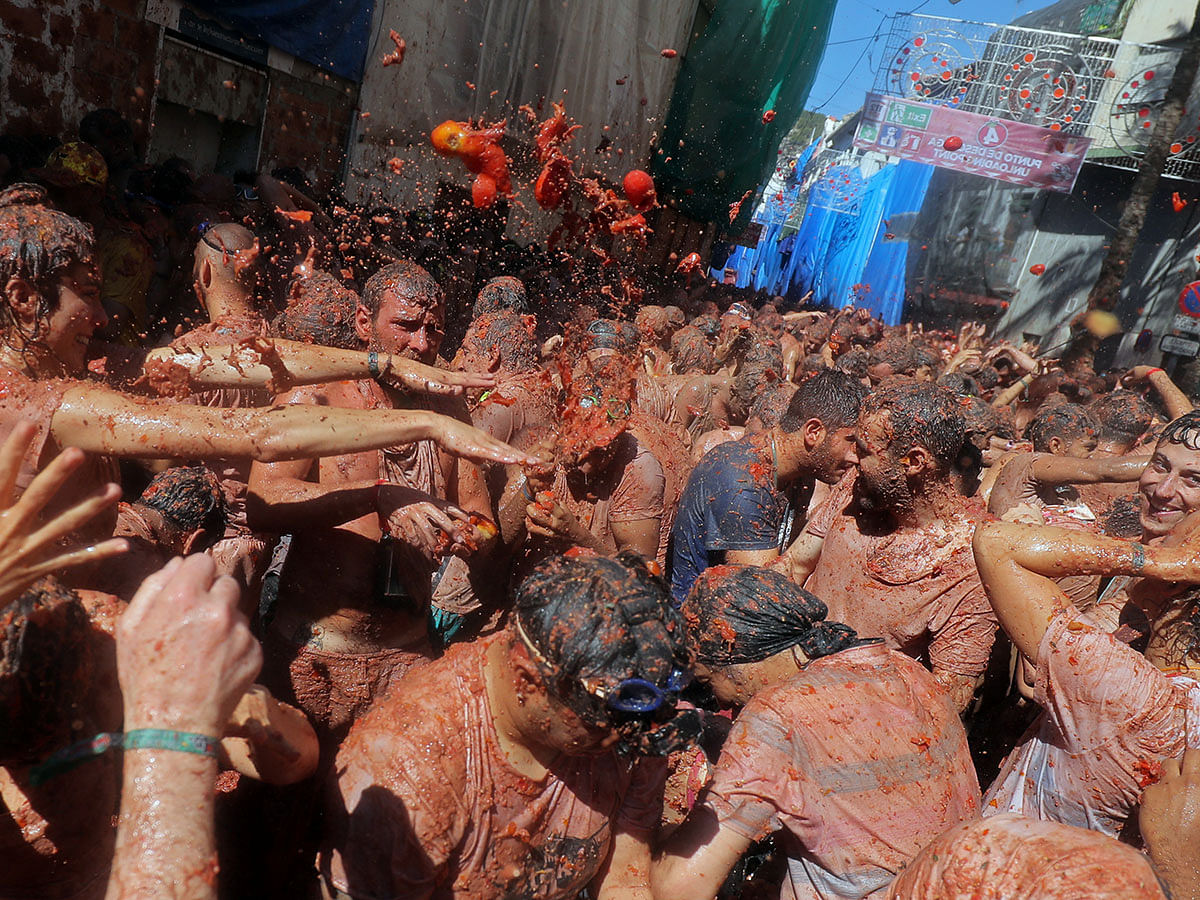 Revellers throw tomatoes during the annual `La Tomatina` food fight festival in Bunol, near Valencia, Spain, on 28 August 2019. Photo: Reuters