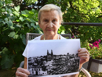 Zofia Burchacinska, an eyewitness to the bombing of Wielun holds a picture of the destroyed town on 20 August 2019. Photo: AFP