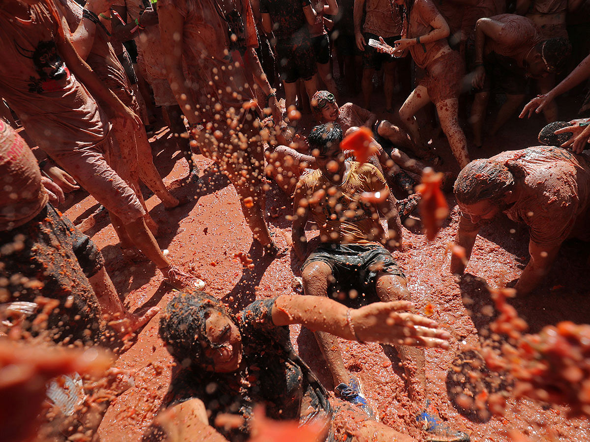Revellers throw tomatoes during the annual `La Tomatina` food fight festival in Bunol, near Valencia, Spain, on August 2019. Photo: Reuters