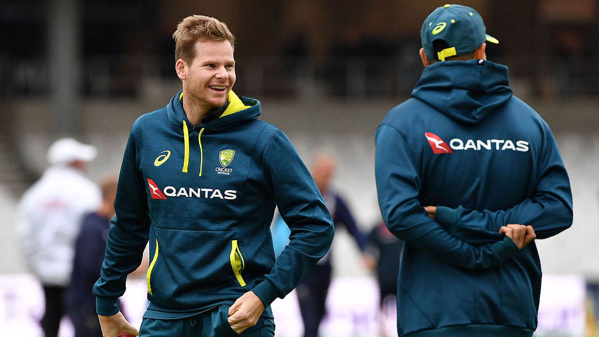 Australia`s Steve Smith (L) speaks with a member of the coaching staff ahead of play during the first day of the third Ashes cricket Test match between England and Australia at Headingley Stadium in Leeds, northern England, on 22 August 2019. Photo: AFP