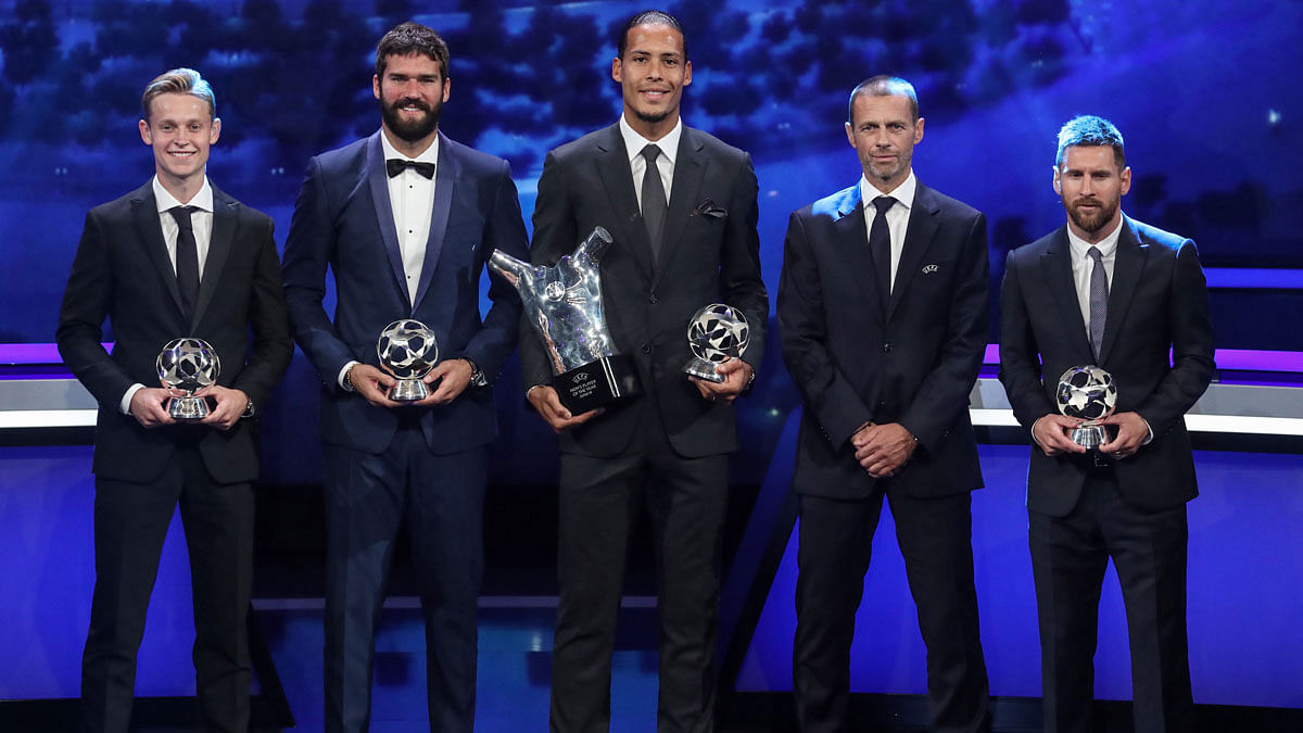 (FromL) Dutch midfielder Frenkie de Jong, Brazilian goalkeeper Alisson Becker, Dutch defender Virgil van Dijk, UEFA President Aleksander Ceferin and Argentinian forward Lionel Messi pose with their trophy at the end of the UEFA Champions League football group stage draw ceremony in Monaco on 29 August 2019. Photo: AFP