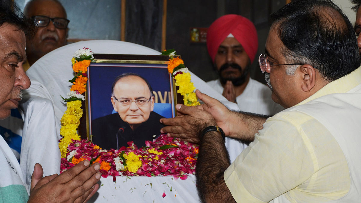 Bharatiya Janata Party (BJP) national secretary Tarun Chugh (R) along with BJP workers pay tribute to India`s former finance minister Arun Jaitley, in Amritsar on 24 August 2019. Photo: AFP