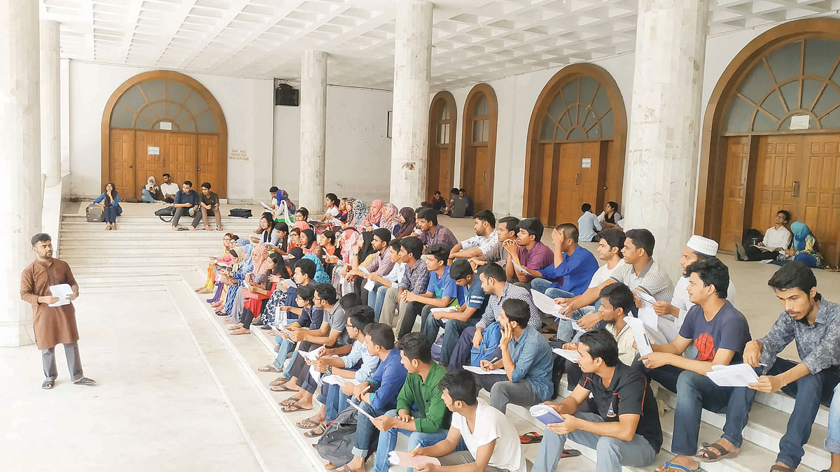 Students learning languages in open air at Senate Bhaban premises. Photo: Collected