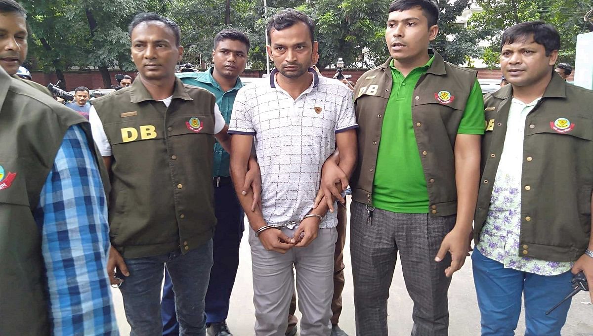 Detective Branch of Police arrested Nur Uddin alias Suman in connection with the murder of a Pathao App rider Milon. Photo: Collected