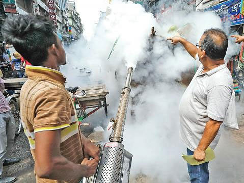 Anti-mosquito drive conducted by the owners and employees of Nawabpur market in the capital on 2 September 2019. Photo: Prothom Alo