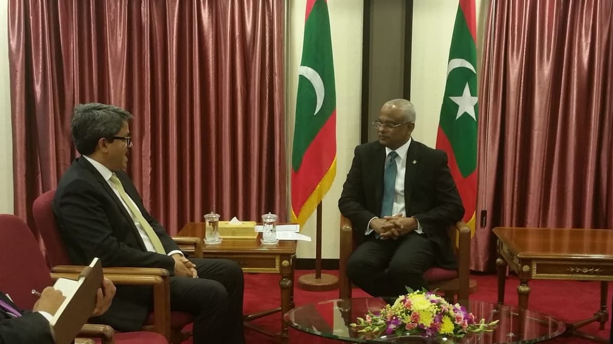 Bangladesh state minister for foreign affairs Shahriar Alam (L) talks to the Maldives president Ibrahim Mohamed Solih in Male. Photo: MOFA
