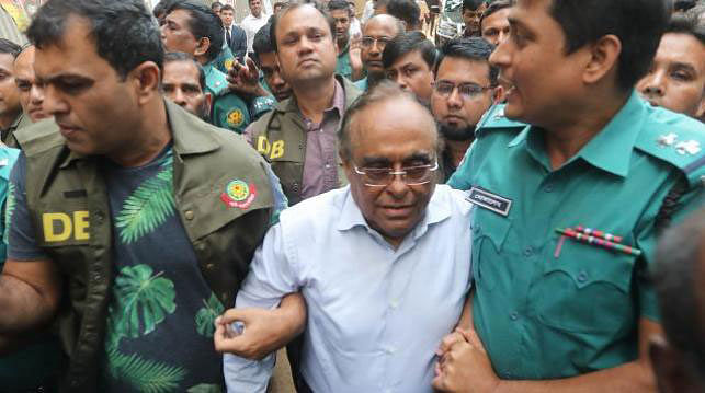 Former adviser to a caretaker government Mainul Hosein in front of a Dhaka court. Prothom Alo File Photo