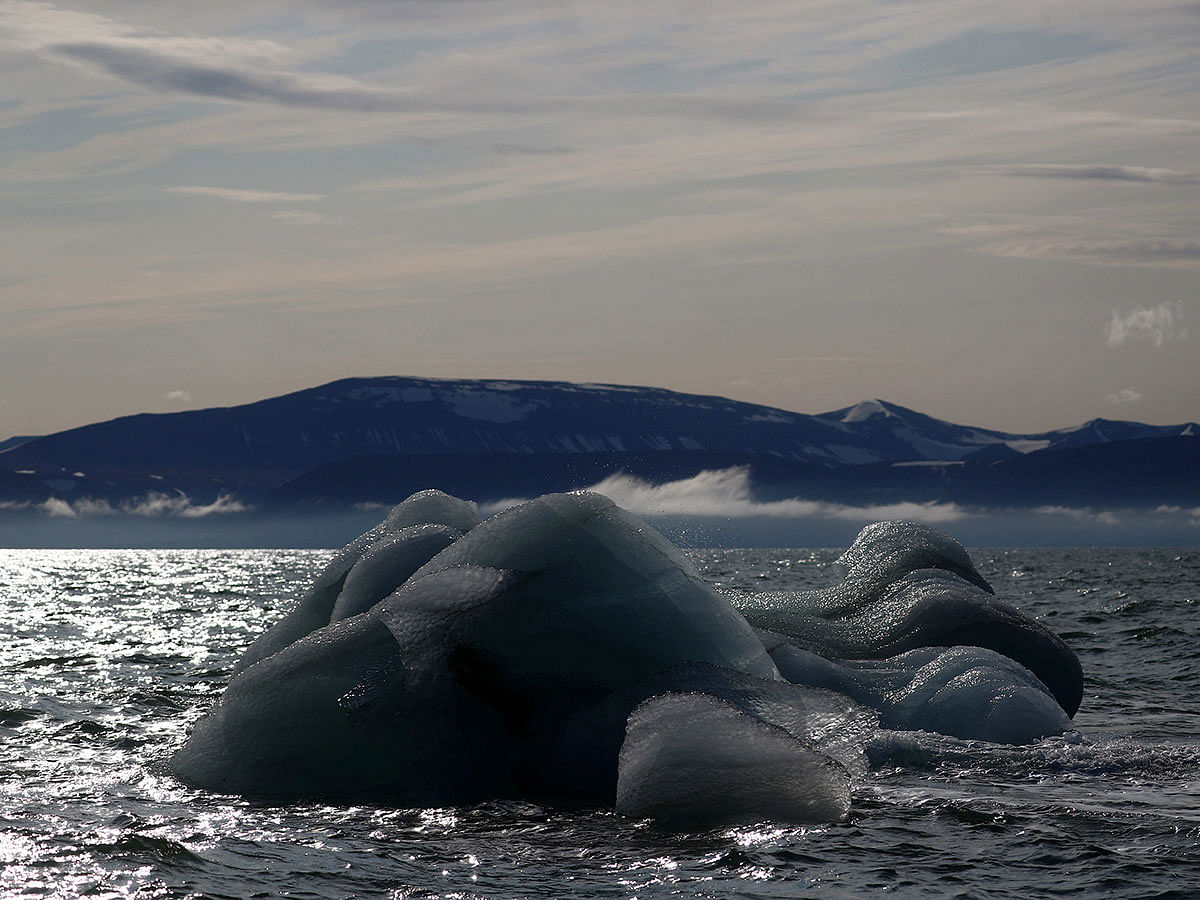 An iceberg floats near the Wahlenberg Glacier in Oscar II land at Spitsbergen in Svalbard, Norway, 5 August 2019. Photo: Reuters