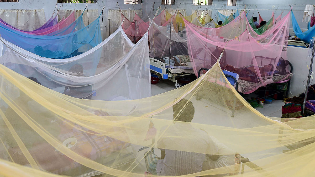 Bangladeshi patients suffering from dengue fever receives treatment at the Shaheed Suhrawardy Medical College and Hospital in Dhaka on 3 September 2019. Photo: AFP