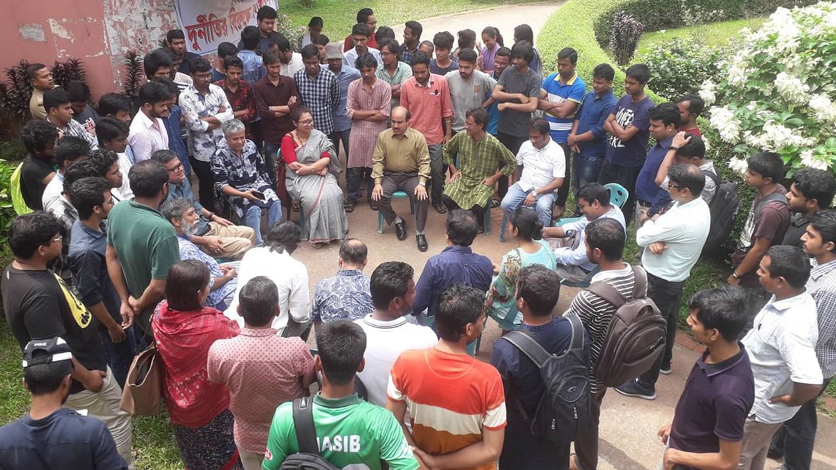 Protesting students and teachers of Jahangirnagar University. Photo: UNB
