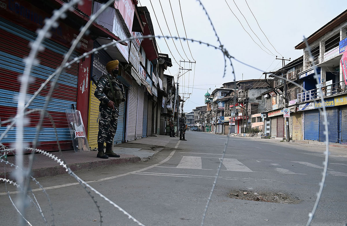 Indian paramilitary troopers stand guard during a lockdown in Srinagar on 6 September, 2019. Photo: AFP