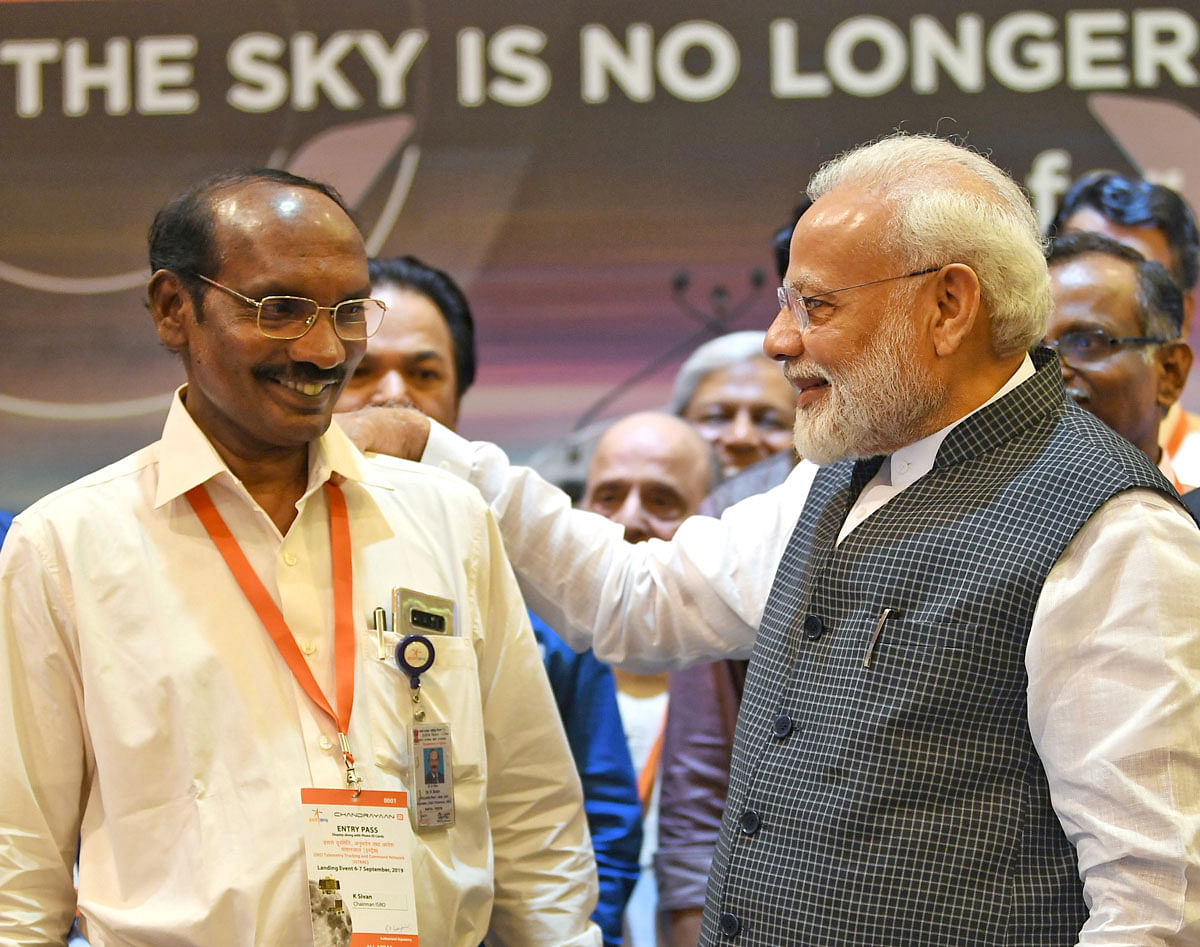 India`s prime minister Narendra Modi talks to Kailasavadivoo Sivan, chairperson of the Indian Space Research Organization (ISRO) at their headquarters in Bengaluru, India, 7 September, 2019. Photo: AFP