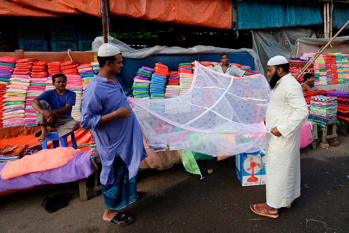 Men buy a mosquito net at Karwan Bazar wholesale market in Dhaka on 8 September, 2019. Photo: AFP