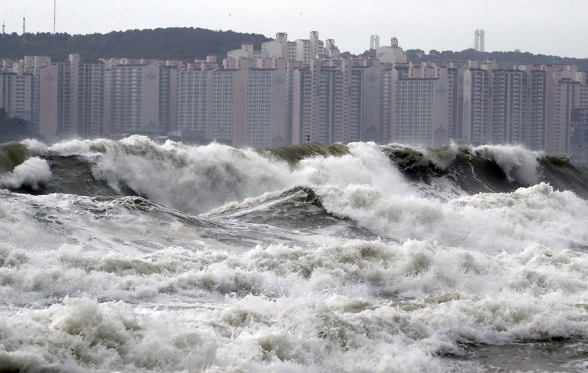 High waves batter a beach in the southern port city of Busan on 7 September, 2019 as Typhoon Lingling approaches the Korean peninsula. Photo: AFP