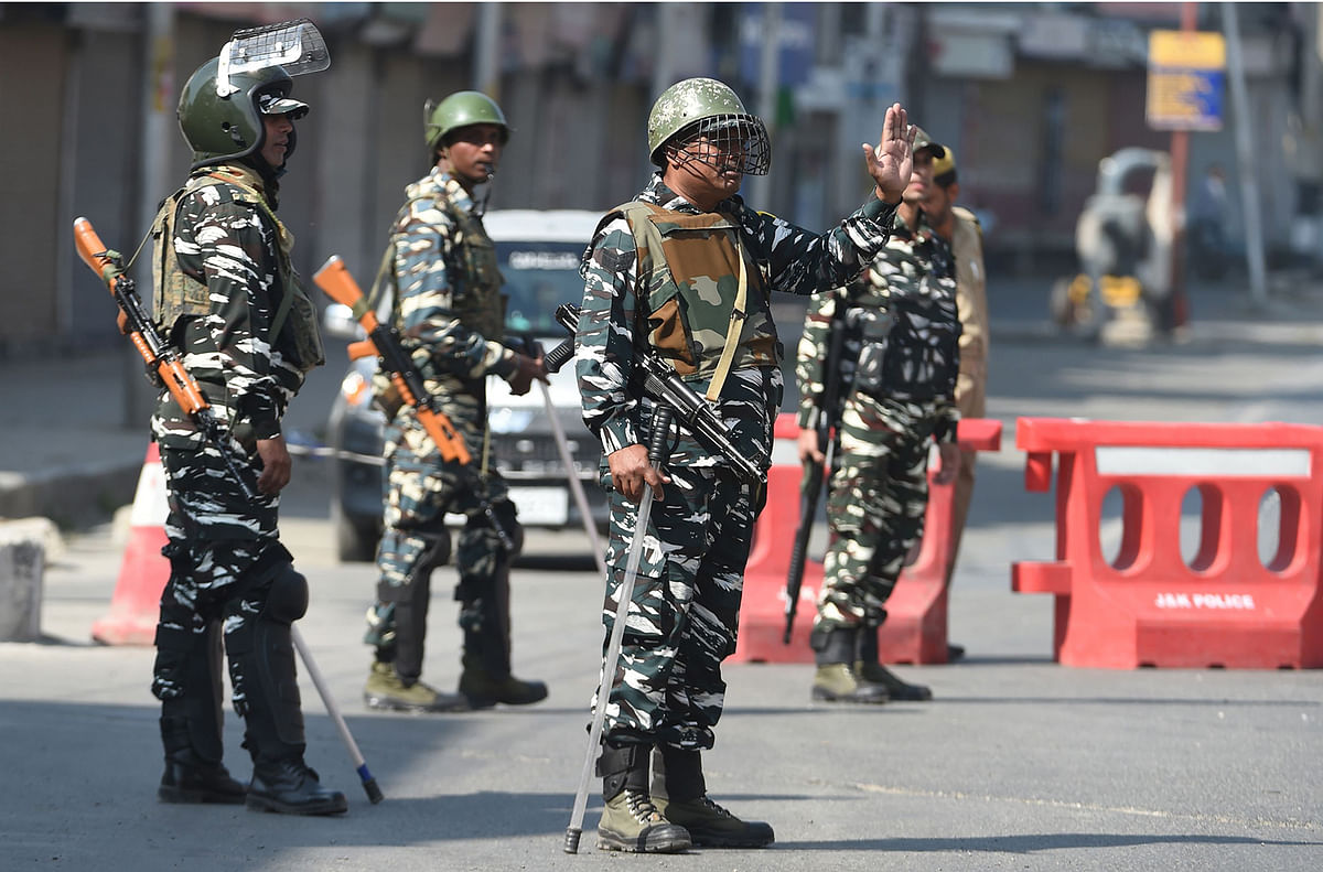 Indian paramilitary troopers stands guard along a road during a strict curfew in Lal Chowk area of Srinagar on the 8th day of Muharram on 8 September, 2019. Photo: AFP