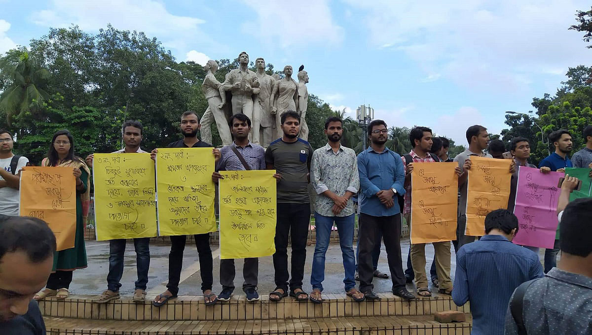 A group of Dhaka University (DU) students demand DU VC’s resignation over DUCSU leaders` illegal enrollment on Sunday. Photo: UNB