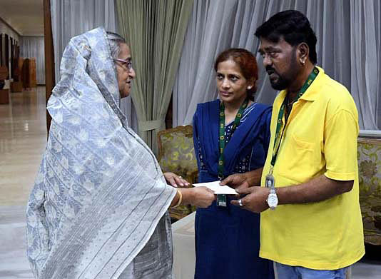 Prime minister Sheikh Hasina gave Tk 1 million as financial assistance to renowned singer Andrew Kishore for his treatment on Sunday. Photo: BSS