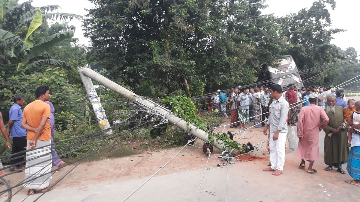 Panchagarh-bound bus of Hanif Enterprise hits an electric pole and falls into a roadside ditch in Thakurgaon on 9 September, 2019. Photo: Prothom Alo