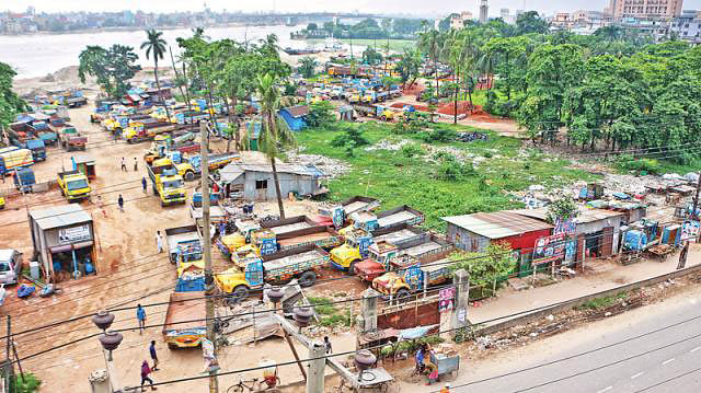 Illegal bus stand at Ujala Match Factory area of Syampur in the capital. The photo was taken on 28 August. Photo: Prothom Alo