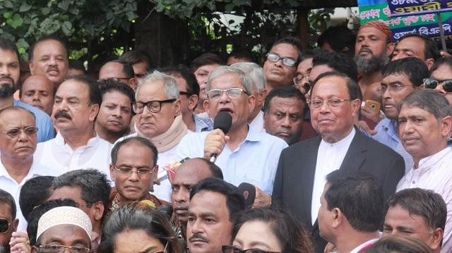 BNP secretary general Mirza Fakhrul Islam Alamgir addresses a human chain organised in front of the National Press Club on Wednesday demanding the release of Khaleda Zia. Photo: Prothom Alo