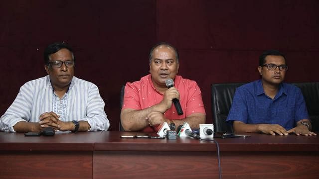 Dhaka University’s business faculty dean Shibli Rubayat Ul Islam (C) addresses a media conference at the university’s Habibullah Bahar conference room on 10 September. Photo: Abdus Salam