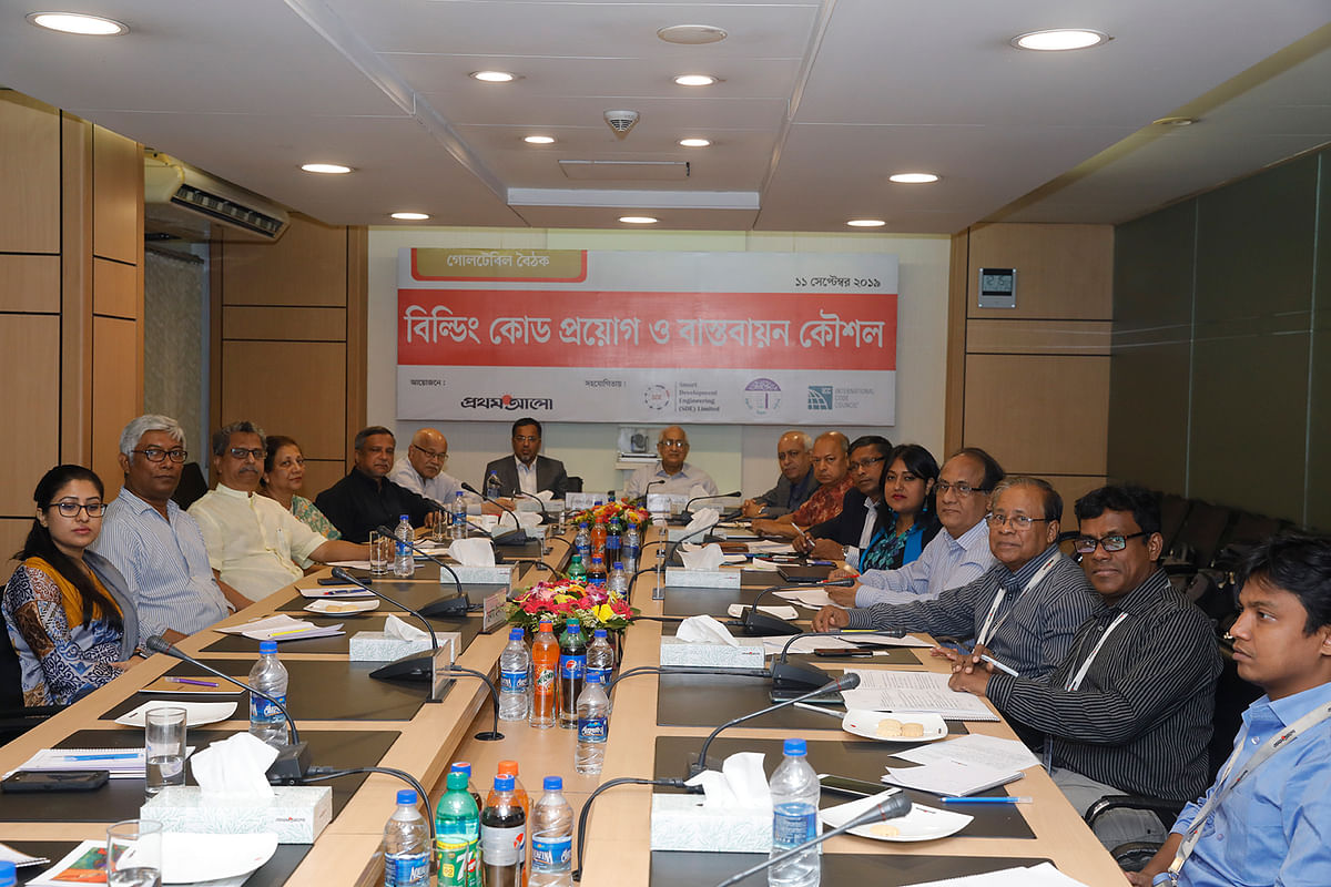 Participants pose for a photograph at a Prothom Alo roundtable on enforcing the building code at CA Bhaban in Karwan Bazar on Wednesday. Photo: Sabina Yesmin