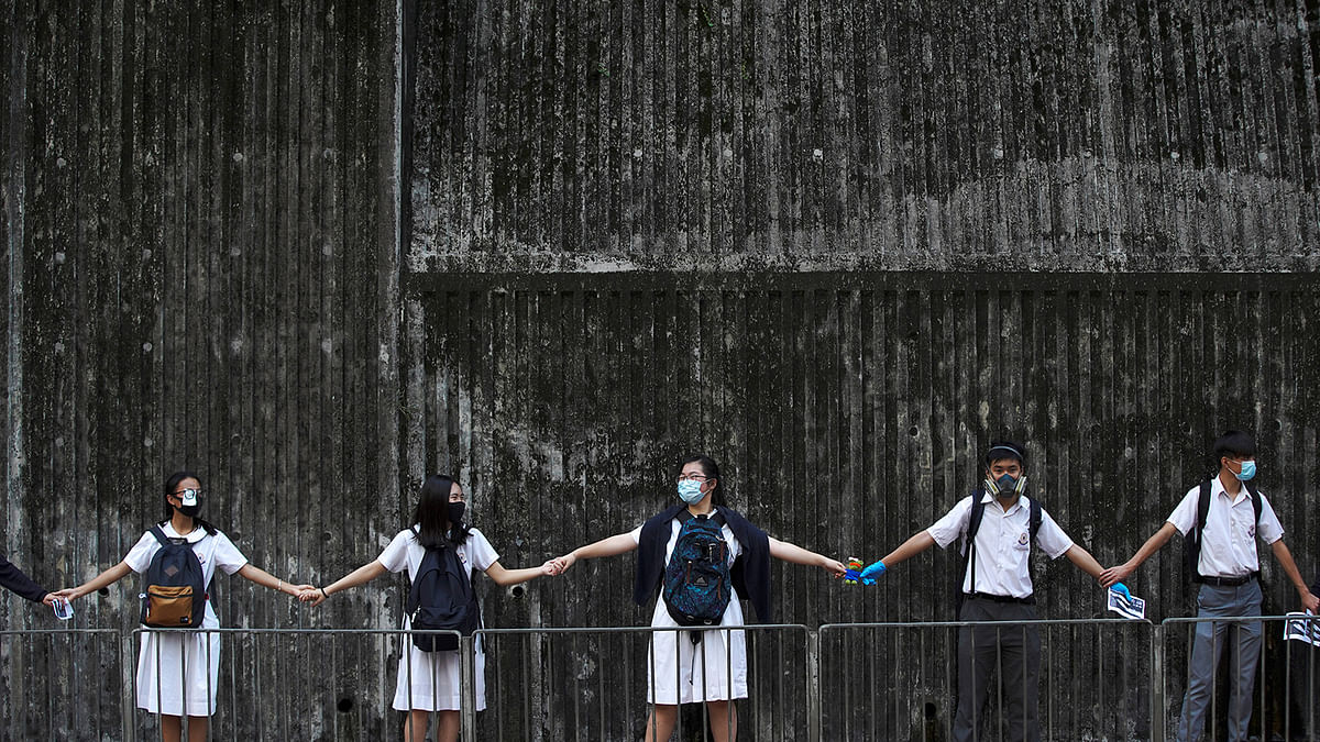 Secondary school students hold hands as they form a human chain in Hong Kong, China, 12 September 2019. Photo: Reuters
