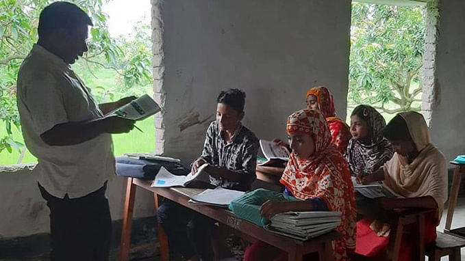 A volunteer teacher of Mobarak Hossain School for Disabled Children takes classes. Photo: Prothom Alo