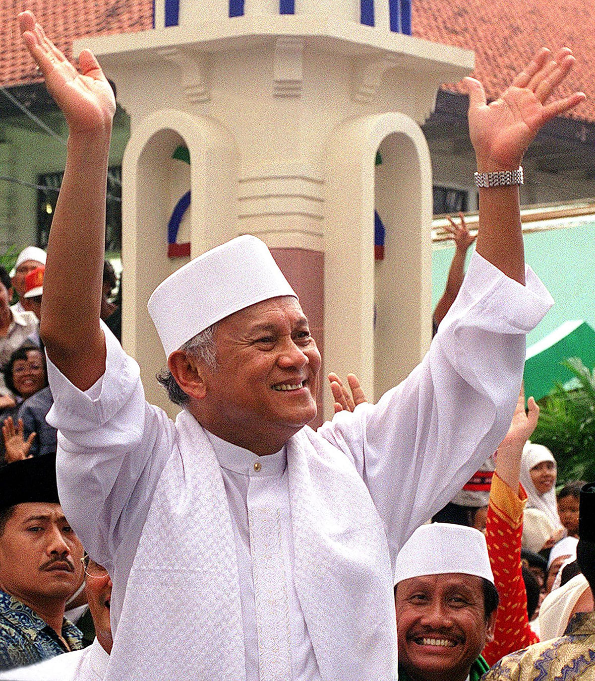 This file photo taken on 26 June 1999 shows then-Indonesian President B.J. Habibie waving to a crowd after opening the 9 Teachers (Wali Songo) International Festival at Surabaya. Photo: AFP