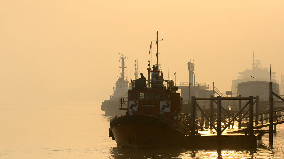 Tugboats and ships are seen moored amid thick haze on the Musi river in Palembang, South Sumatra province, on 12 September 2019. Photo: AFP