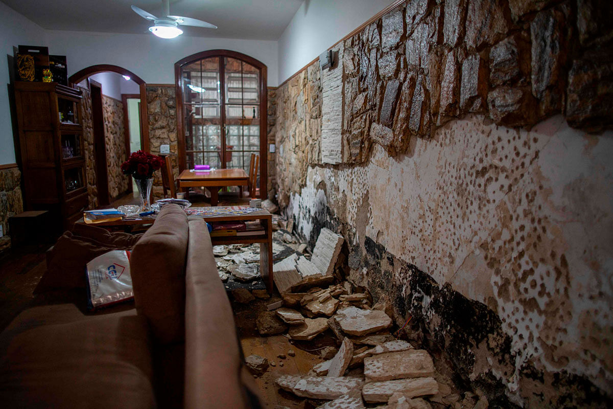 A picture taken on 13 September 2019 shows damaged caused by fire at a neighbouring house of the Badim private Hospital at the Tijuca neighbourhood, Rio de Janeiro, Brazil. Photo: AFP