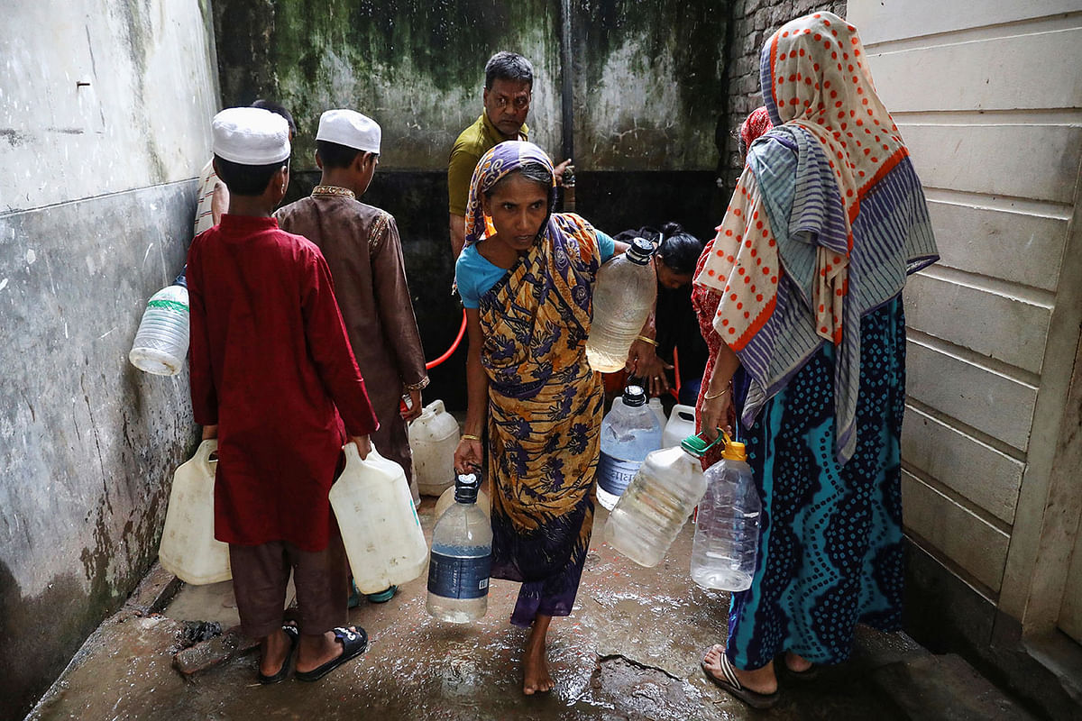 People collect drinking water from a deep tube-well in Dhaka, Bangladesh, 12 September 2019. Photo: Reuters