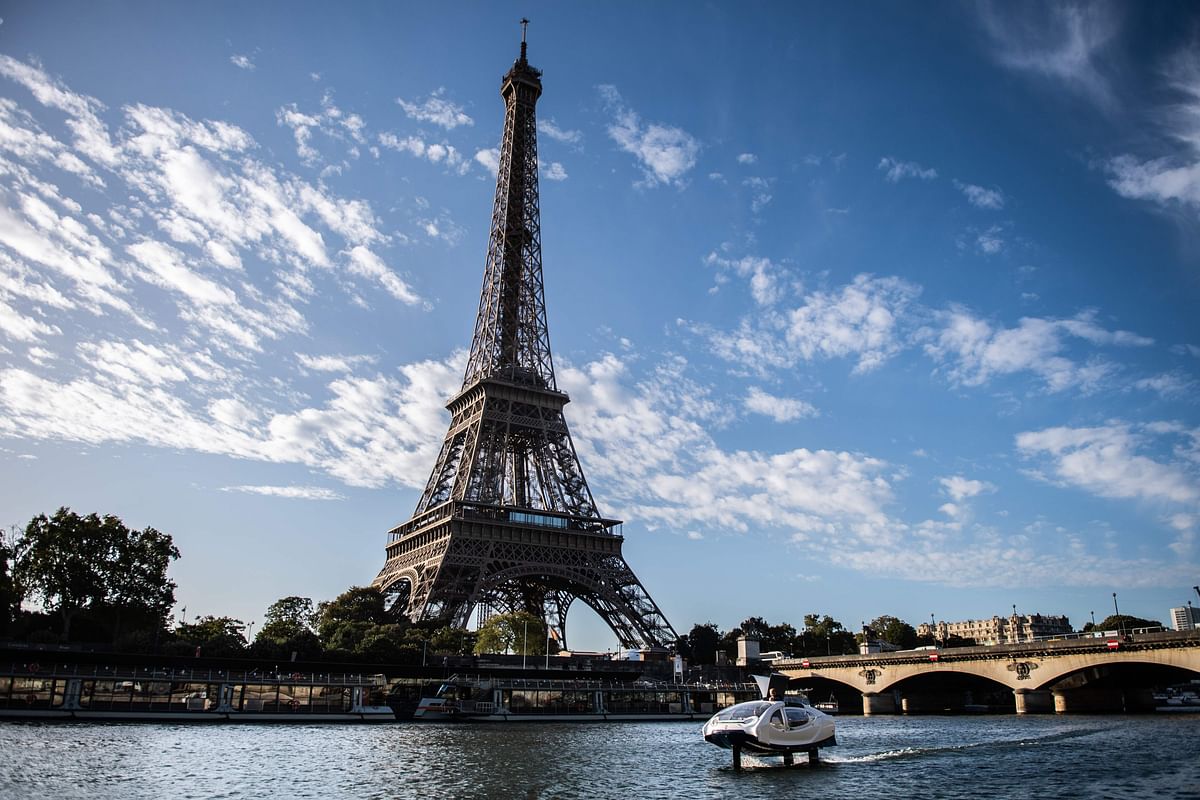 An Electric boat, the Sea Bubbles, aka `flying taxi` cruises on the river Seine with the Eiffel Tower in background during a test in Paris, on 18 September 2019. Photo: AFP