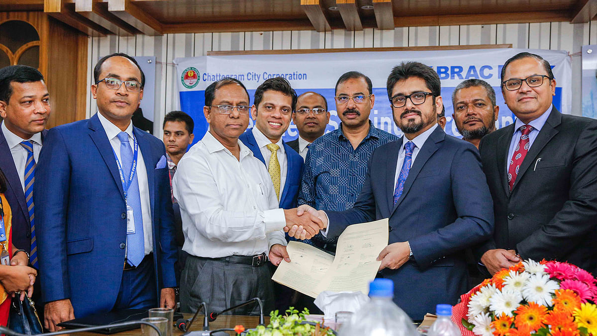BRAC Bank’s deputy managing director and CRO Chowdhury Akter Asif and Chattogram City Corporation’s chief executive officer Shamsuddoha signs an agreement on behalf of their respective organisations at the city corporation office on Wednesday. Photo: Courtesy