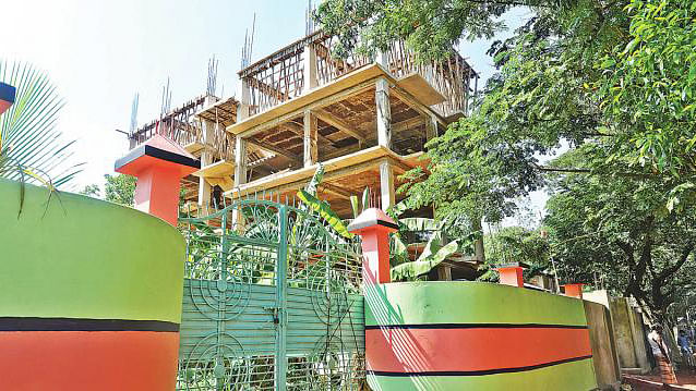 The five-storey building is owned by Zainul Abedin located in Ashakaria Para locality of Sadar municipality of Chattogram district. Photo: Prothom Alo