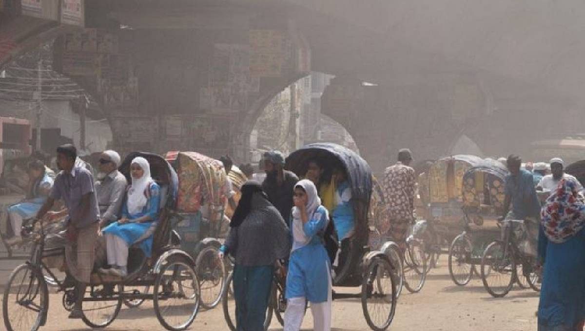 Schoolgirls breathing in polluted air. UNB File Photo