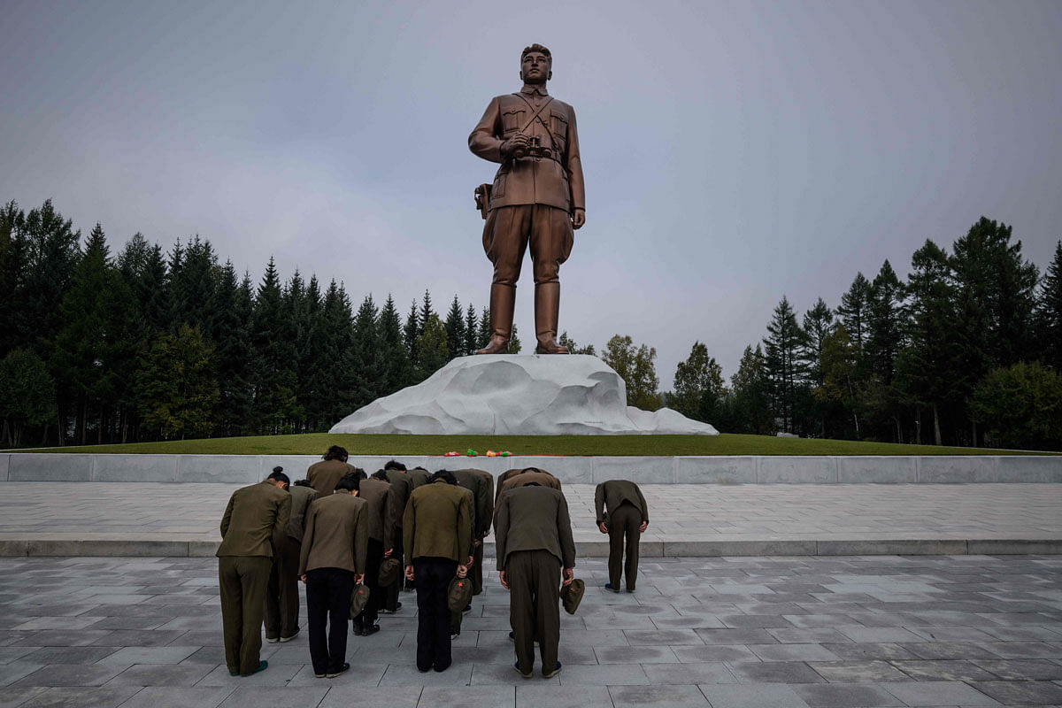 A photo taken on September 13, 2019 shows people paying their respects before a statue of late North Korean leader Kim Il Sung in North Korea`s northern city of Samjiyon.Photo: AFP
