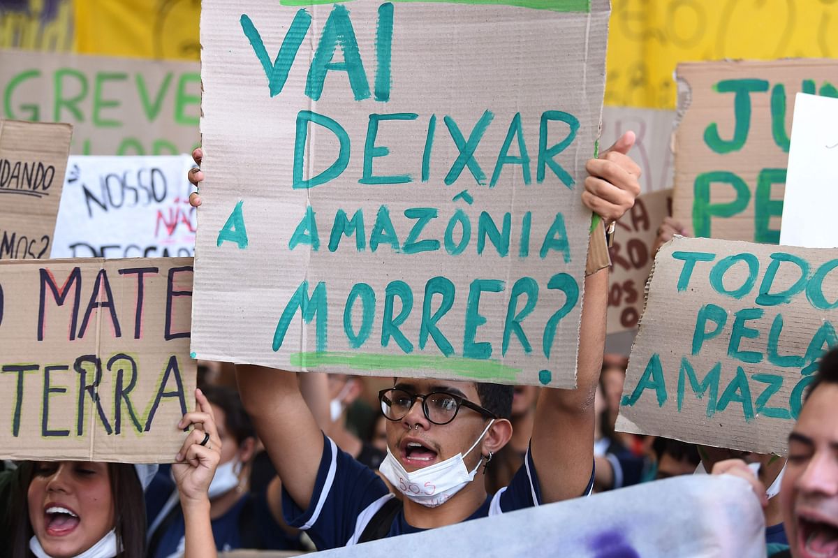 Students protest with signs in Brasilia, Brazil, on 20 September 2019, in the framework of the `Friday for the planet` global demo against climate change. Photo: AFP